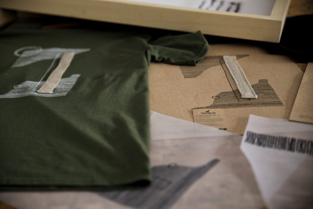 Camiseta de algodón con serigrafía junto a su lámina original, colaboración con Mimaría Hempworks. Castro, Asturias, 2019.