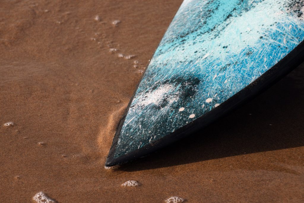 Marte 01, tabla de surf de SONEK: la punta sobre la arena mojada