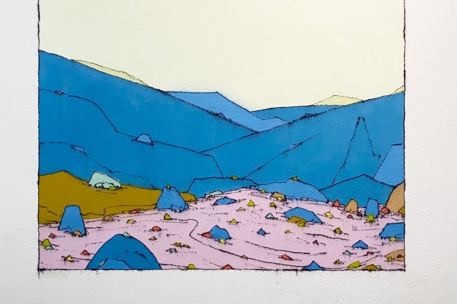 Mural Valle Peseta, pintado en la pared de entrada de Espacio Peseta, en Madrid: montañas azules, suelo rosa y cielo crema.