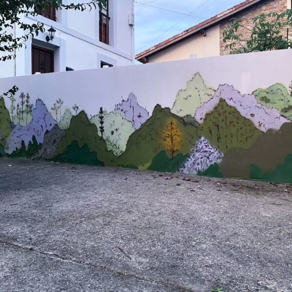 El muro durante el proceso: la flor árbol amarilla empieza a aparecer entre las montañas verdes