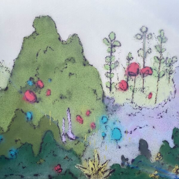 Detalle del mural: flores rojas y puntos turquesas sobre una ladera verde y malva