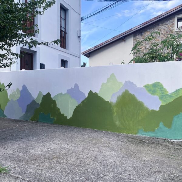 El muro durante el proceso: primeras manchas de verdes y malvas sobre la base blanca