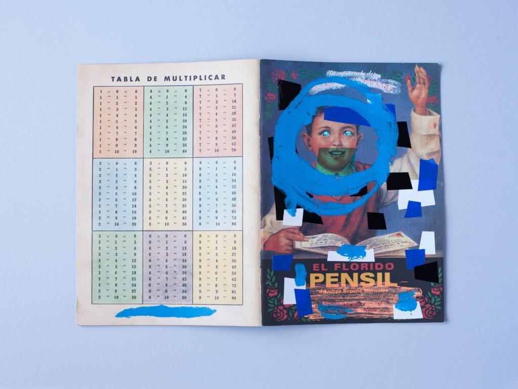 Contracubierta con la tabla de multiplicar y cubierta de El Florido Pensil intervenida con un círculo azul y recortes de papel, sobre fondo azul