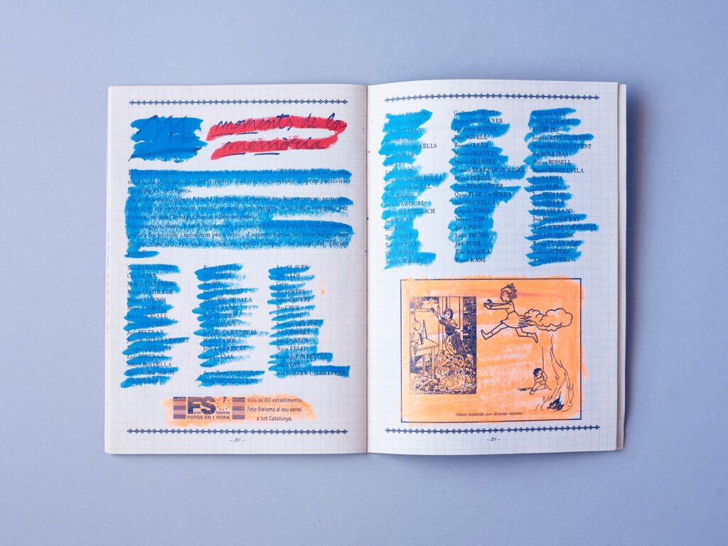 Doble página de El Florido Pensil con el texto tachado con trazos azules y una ilustración naranja