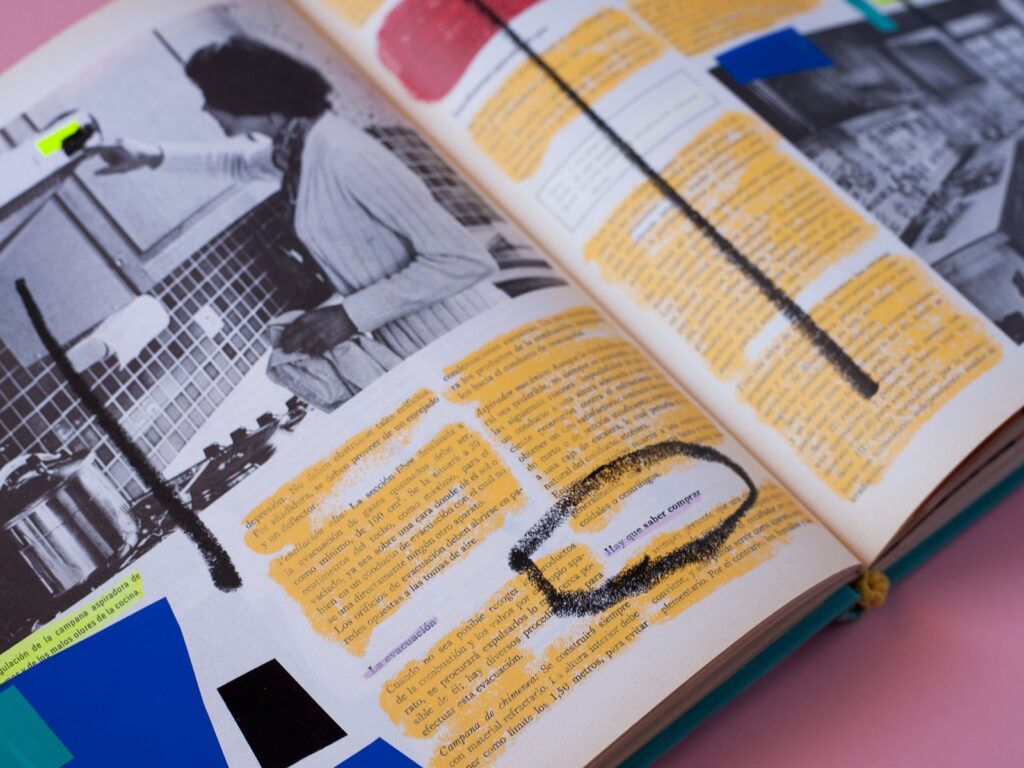 Doble página de El Mundo del Hogar con una foto antigua en blanco y negro, el texto cubierto de amarillo y un trazo negro en círculo