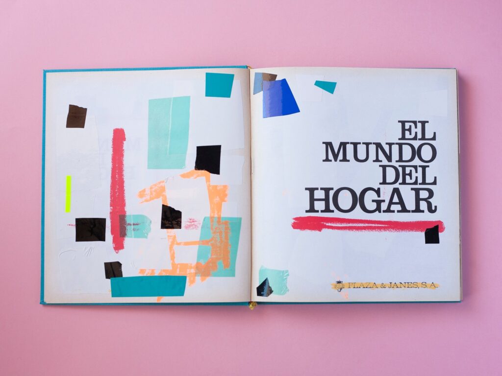 Portadilla de El Mundo del Hogar, de Plaza & Janés, con recortes de colores y un trazo rojo bajo el título
