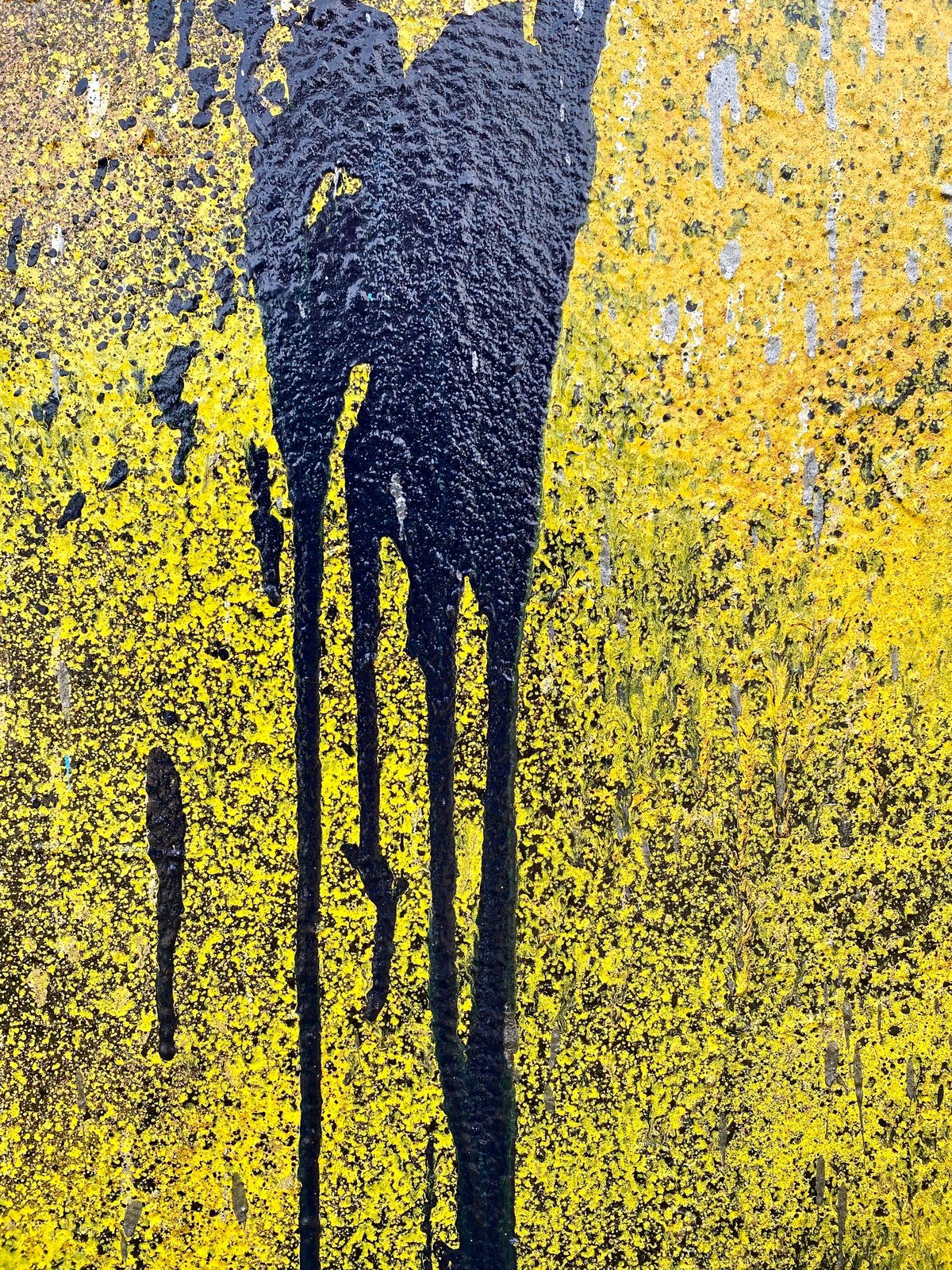 Detalle de un chorreón azul y amarillo del mural El perro de Goya y un coche caminando