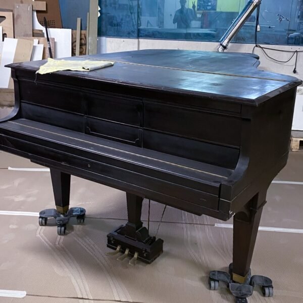 Piano de cola Hardman aún negro, antes de pintarlo, en el taller de Musical Arévalo