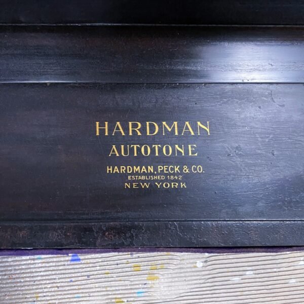 Detalle grabado "Hardman Autotone" sobre la base plateada del piano
