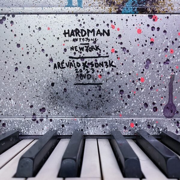 Detalle del teclado del piano Hardman, con la firma de la colaboración pintada a mano sobre el atril
