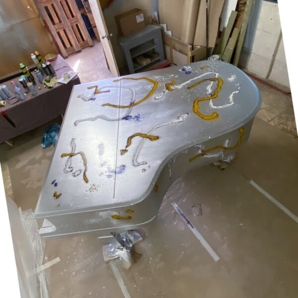 Piano de cola Hardman con los primeros dorados aplicados sobre la base plateada