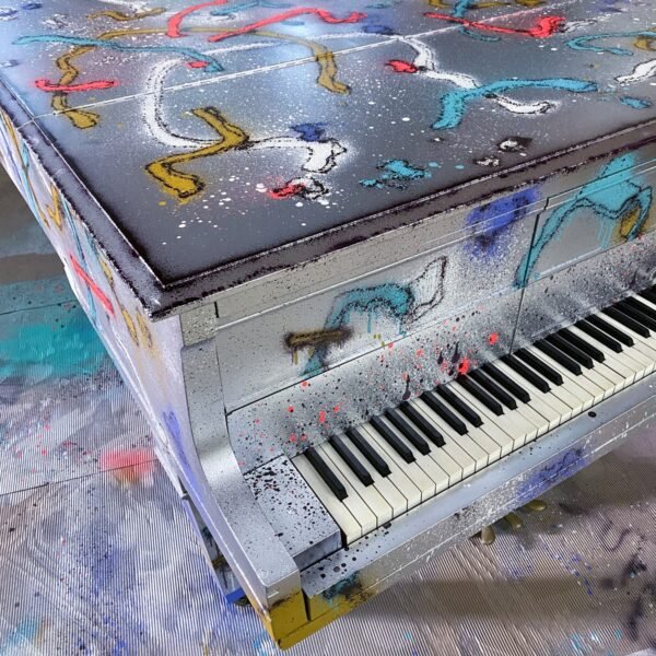Piano de cola Hardman con las primeras conexiones rotas de color sobre la base plateada