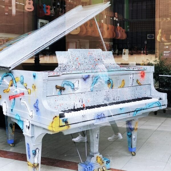 Piano de cola Hardman pintado por SONEK para Musical Arévalo, terminado, con la tapa abierta
