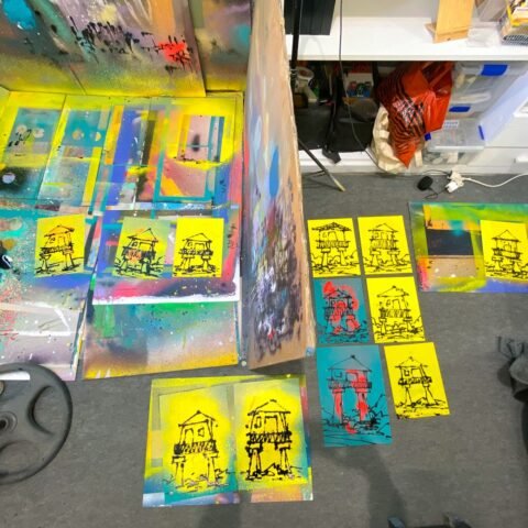 Piezas de la serie Hórreos extendidas en el suelo del taller, entre papeles pintados con spray