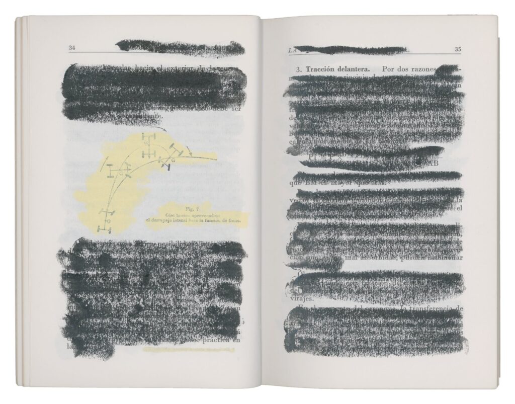 Doble página con el texto tachado en negro y un diagrama de una curva resaltado en amarillo