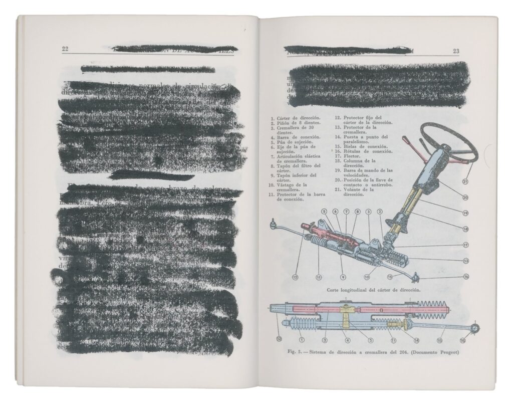 Doble página con el texto tachado en negro y la ilustración del mecanismo de la dirección con el volante