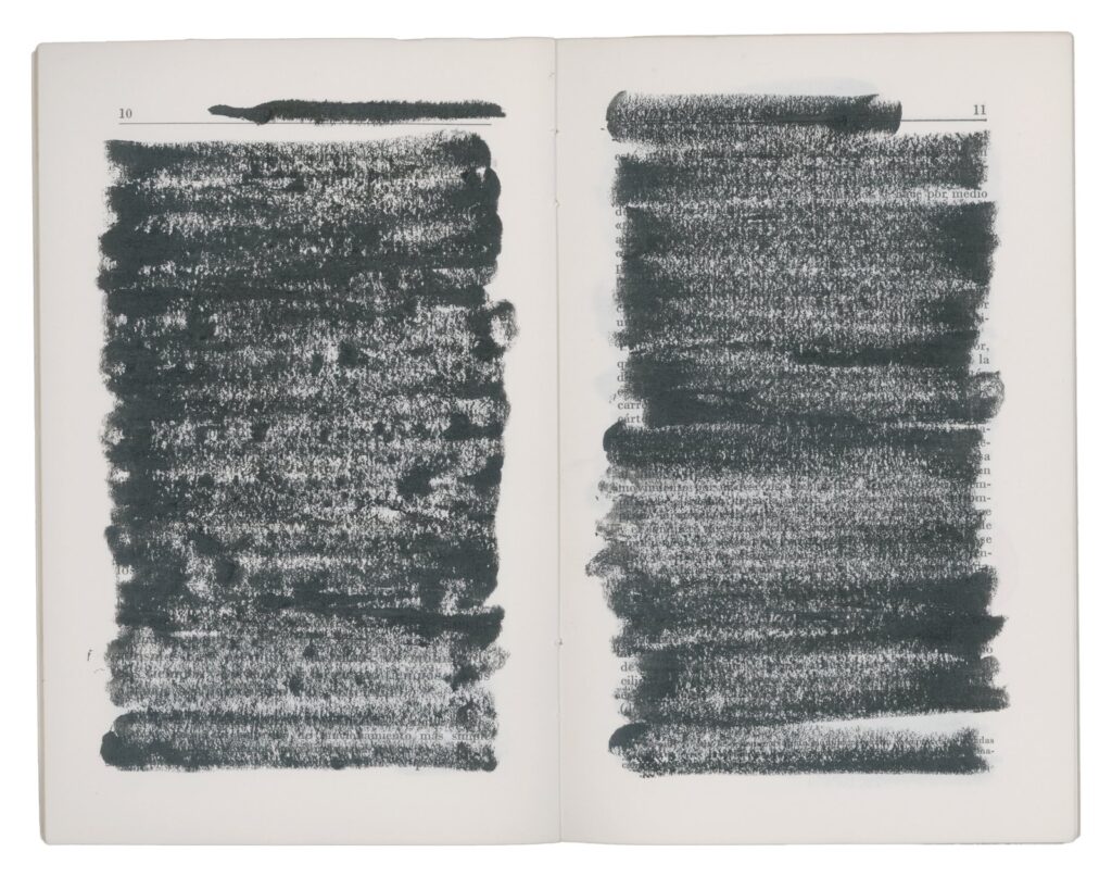 Doble página de Lo que recuerdo con todo el texto tachado en negro