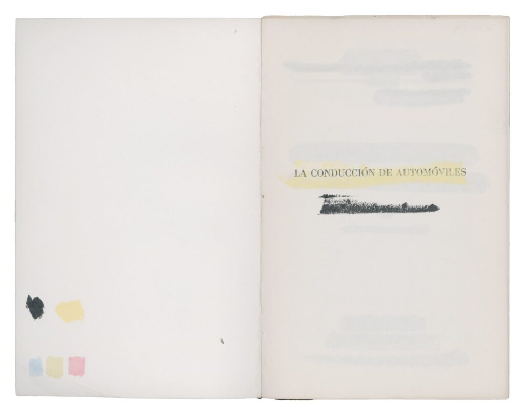 Portadilla del libro La conducción de automóviles, con el título resaltado en amarillo y el resto tachado