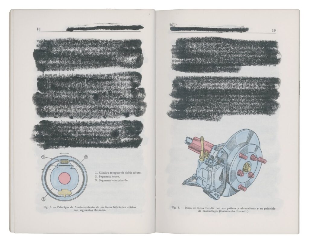 Doble página con el texto tachado en negro y dos ilustraciones de una rueda y su eje