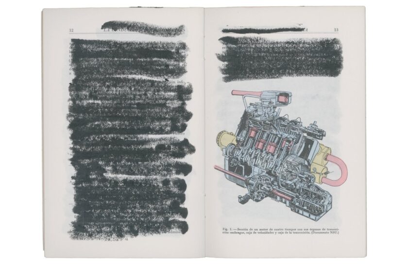 Doble página de Lo que recuerdo con el texto tachado en negro y la ilustración de un motor en color