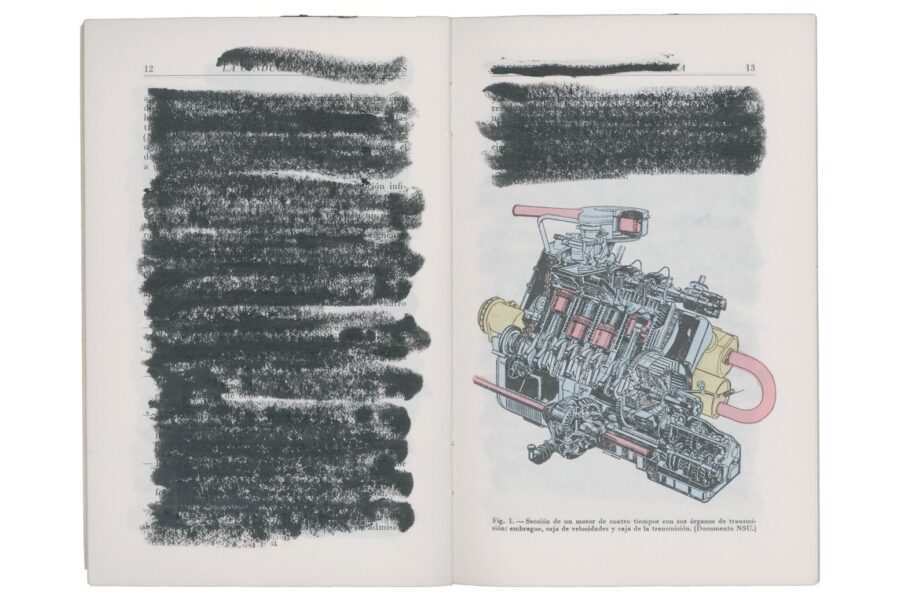 Doble página de Lo que recuerdo con el texto tachado en negro y la ilustración de un motor en color