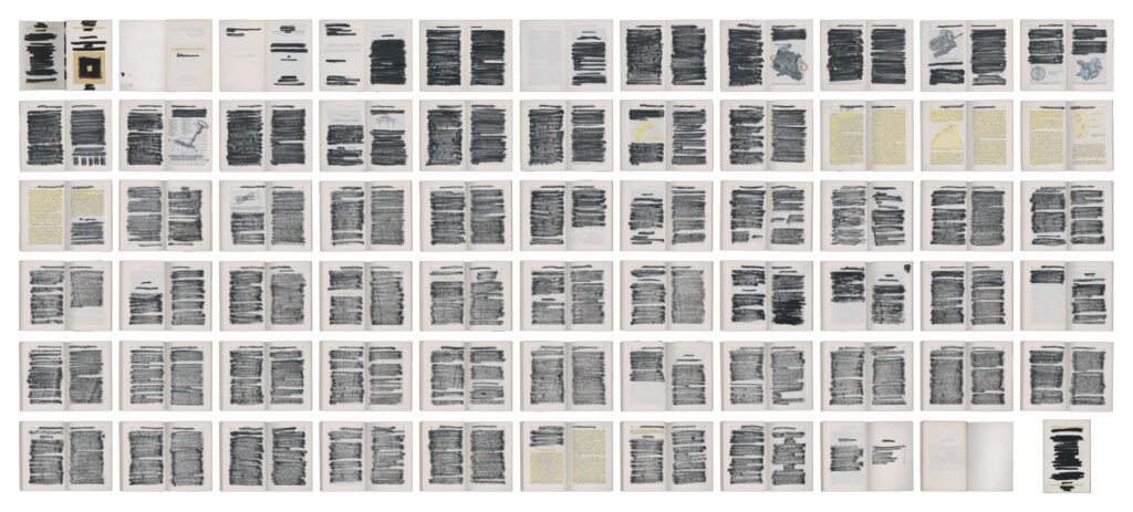 Las 66 dobles páginas de Lo que recuerdo en una rejilla, casi todas tachadas en negro salvo las ilustraciones y algún detalle