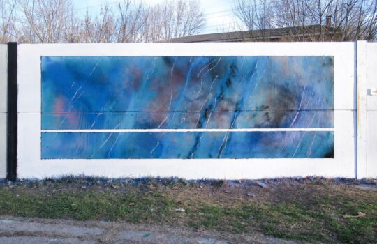 Mural abstracto de spray en azules, con rosas, negros y arañazos blancos, pintado dentro de un marco blanco en un muro de hormigón, visto de frente