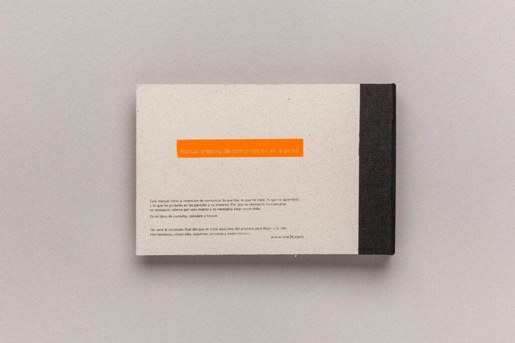 Contracubierta de Ojo, Pinta! con la franja naranja «manual creativo de comunicación en la pared» y el texto de presentación