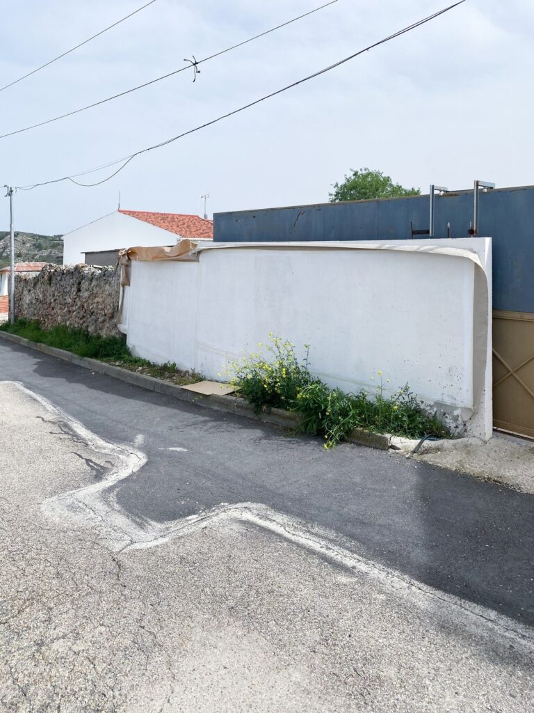 Muro blanco en una calle, antes de empezar el mural