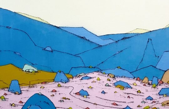 Detalle del mural Valle Peseta: montañas azules y un suelo rosa con piedras de colores, pintados en la pared de Espacio Peseta, Madrid.