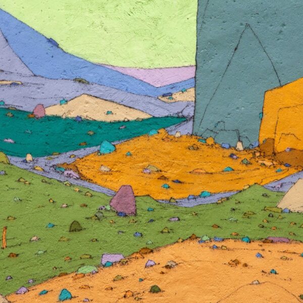 El valle del mural: laderas, agua al fondo y un camino naranja que lo cruza