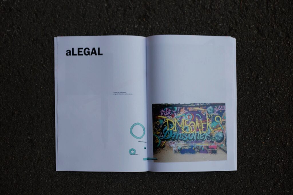 Fanzine Pum abierto por la página aLEGAL, con la foto de un muro pintado