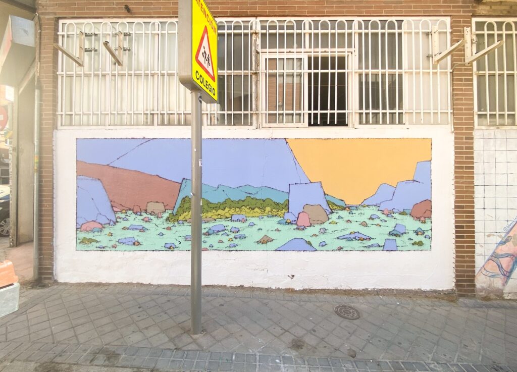 Al alba terminado, de frente, con la señal de colegio delante.