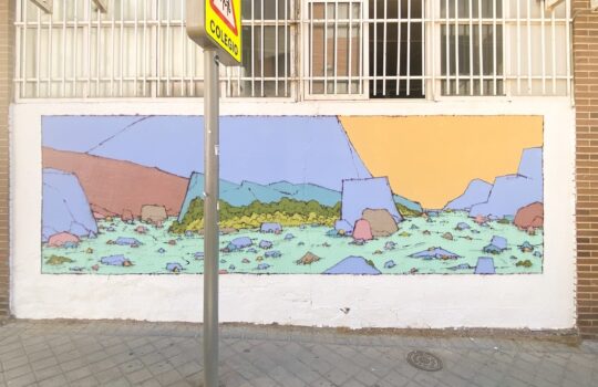 Mural Al alba: paisaje horizontal en azules, marrón, turquesa y amarillo, pintado en un muro blanco de una calle de Madrid.