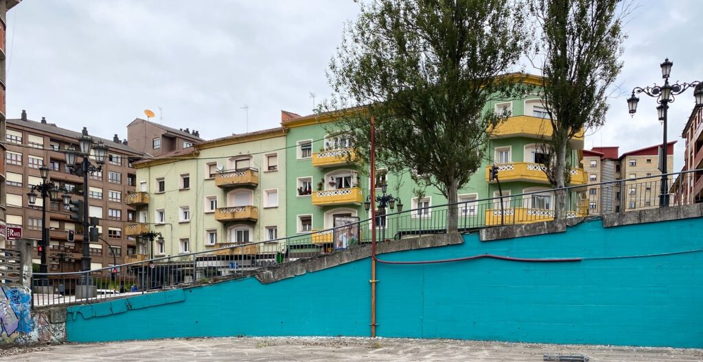 El muro de contención ya pintado de turquesa, antes de los trazos.