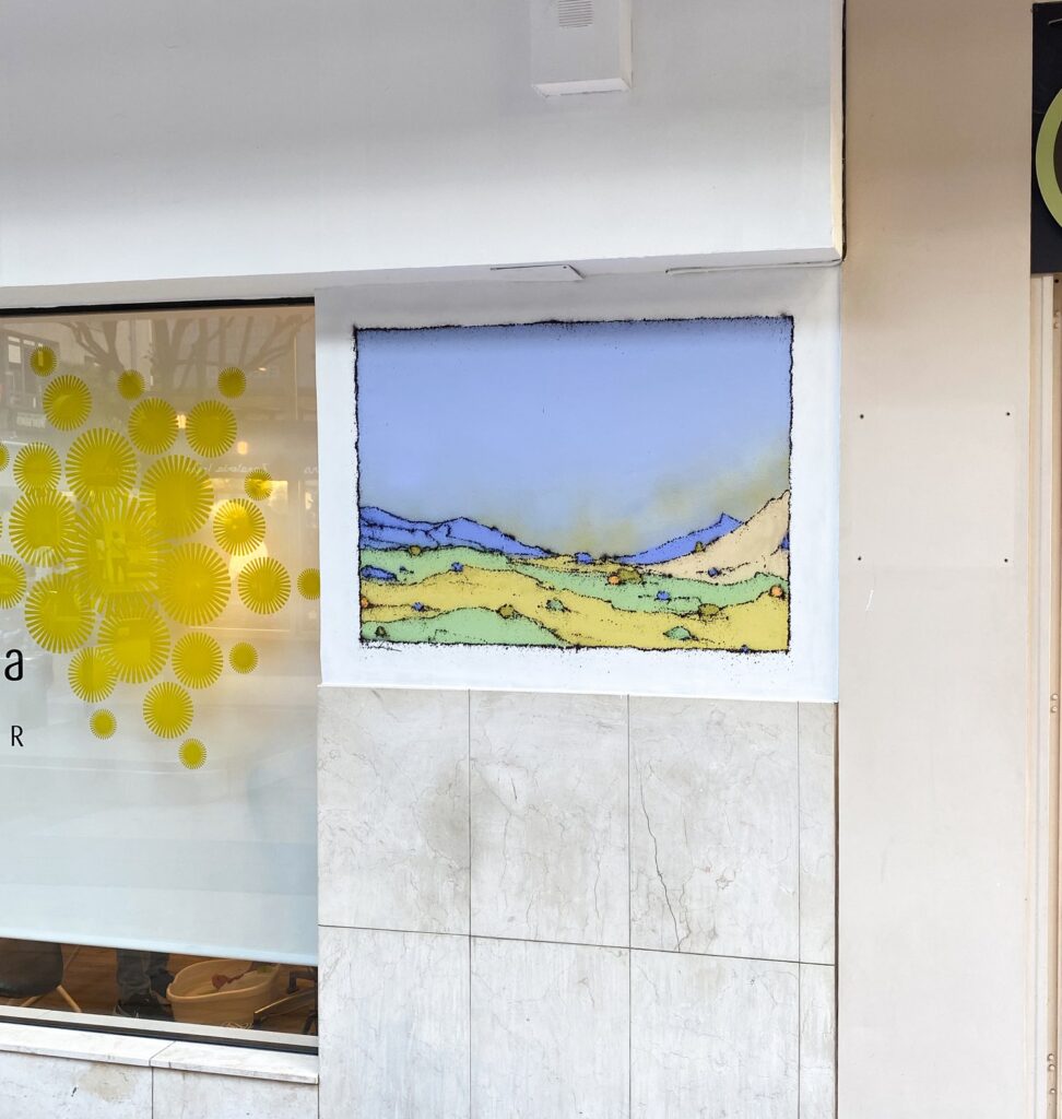 La fachada del local con el mural, vista desde la esquina.