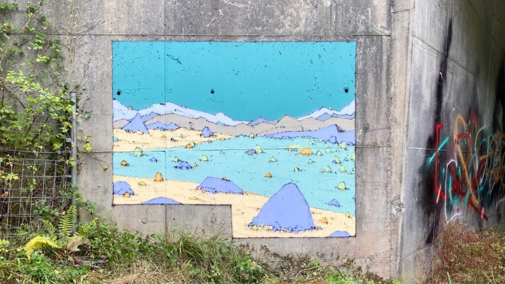 Entrepraos terminado, en una foto más abierta que deja ver el muro y la hierba.